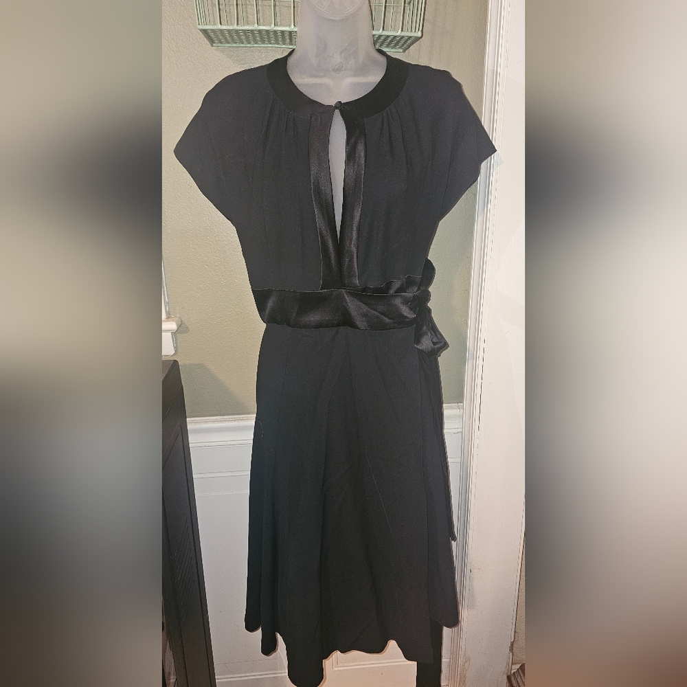 Diane Von Furstenberg Black Midi Wrap Dress. Size 12
